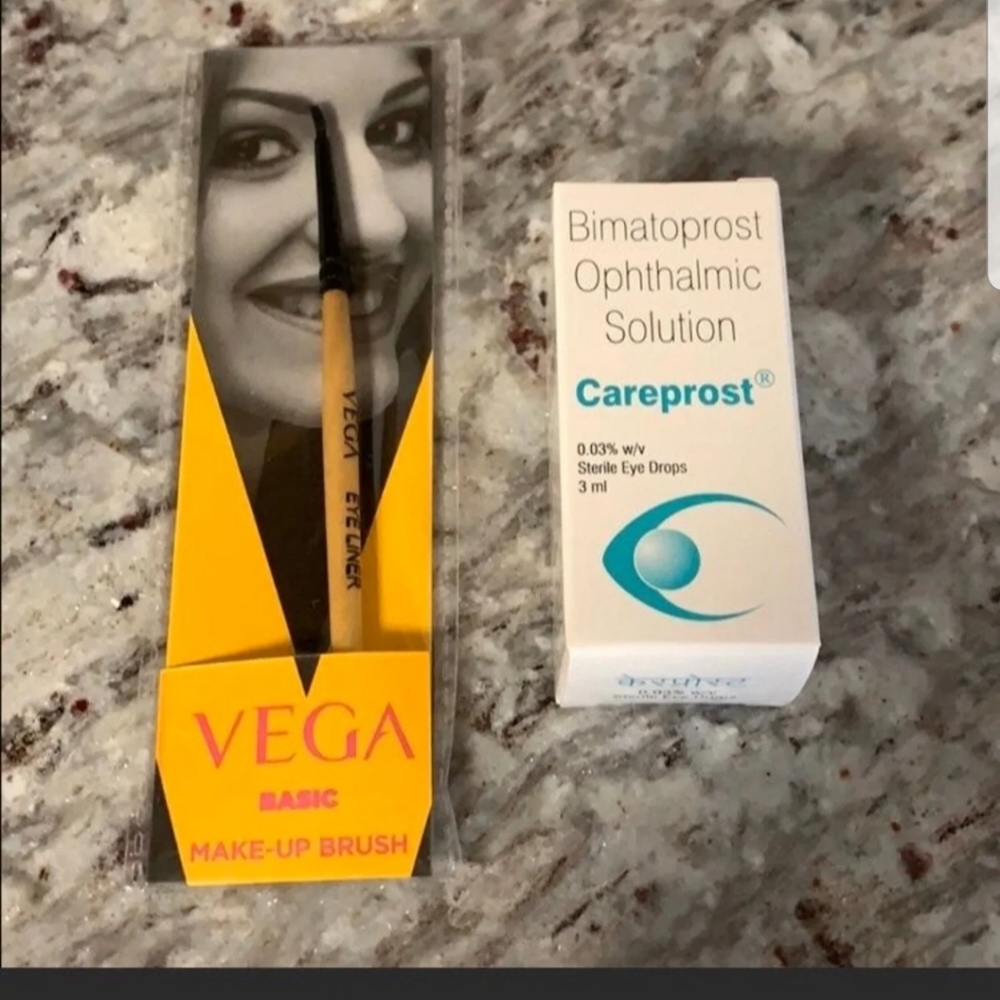 Eyelash growth serum with brush